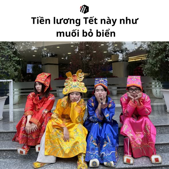 Hình ảnh cuối cùng là sự buông xuôi hoàn toàn. Báo cáo xong rồi, giờ chỉ còn nỗi lo: "Tết này lấy gì mang về cho mẹ?". Ánh mắt vô định, gương mặt thất thần phản ánh đúng thực trạng của "con dân" sau một mùa deadline Tết.
